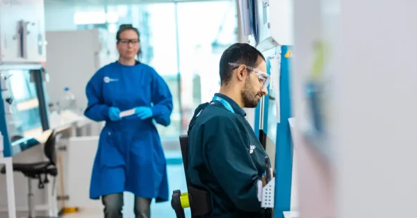 2 people working in a laboratory